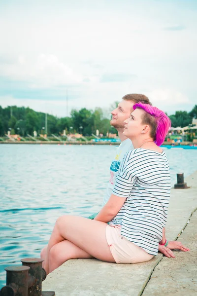 Man and woman sitting on the river bank — Stock Photo, Image