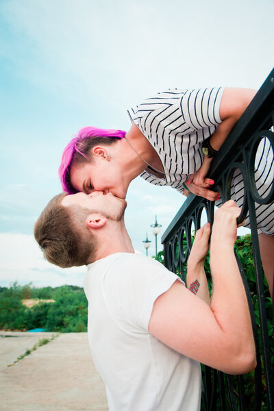 Крупным планом молодой пары целующейся
