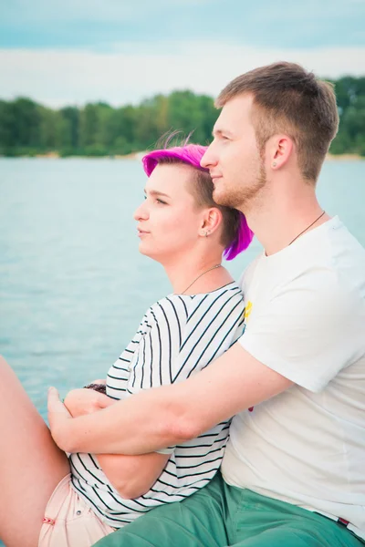 Jovem casal abraço — Fotografia de Stock