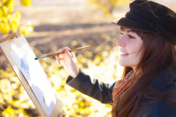 The girl draws on nature autumn — Stock Photo, Image