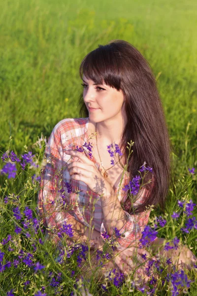 Portret van meisje in bloemen — Stockfoto