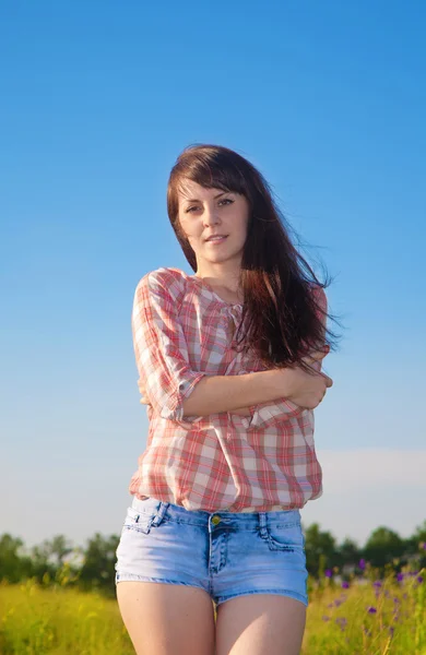 Vacker smal tjej på bakgrund av naturen — Stockfoto