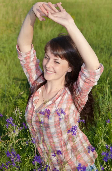 Glad leende flicka i naturen — Stockfoto