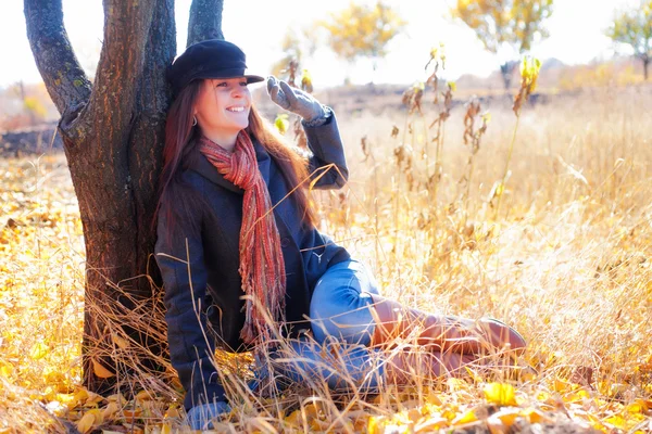 Ragazza sorridente in autunno — Foto Stock