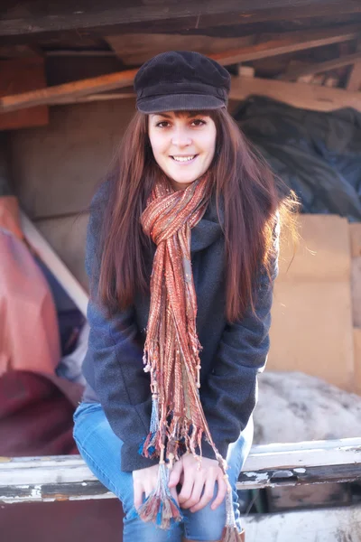 Fille gaie dans une casquette — Photo