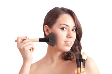 Kadın fırçayla makyaj yapıyor