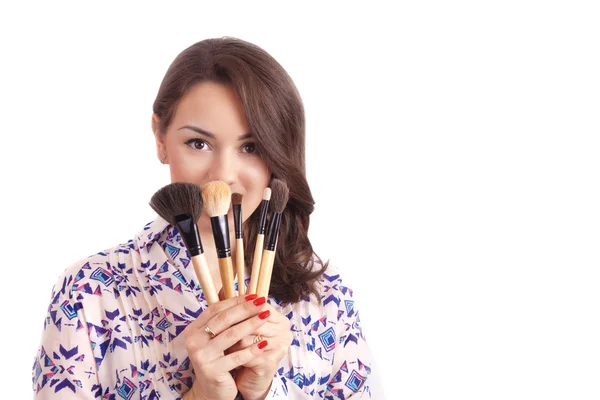 Chica artista de maquillaje con cepillos — Foto de Stock