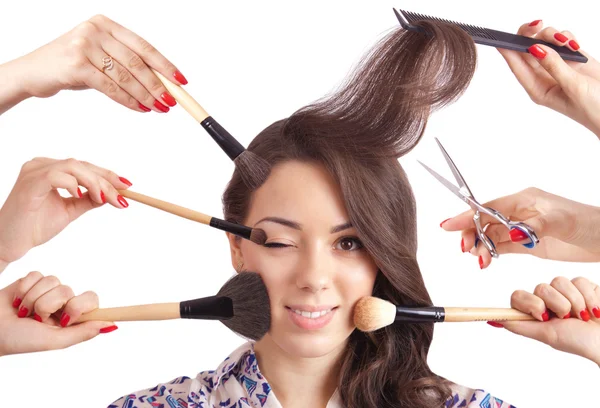 Retrato hermosa chica con pinceles de maquillaje y otras herramientas — Foto de Stock