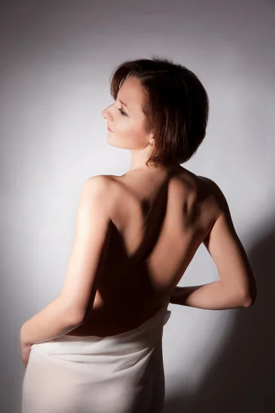 Hübsche Frau in weißem Tuch — Stockfoto