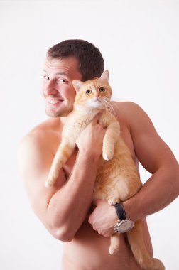Bir kedi ellerinde tutan adam