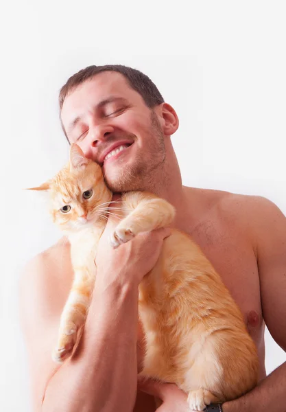 Hombre sosteniendo un gato en sus manos — Foto de Stock