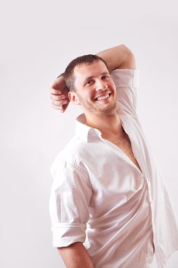 Beyaz tişörtlü adam