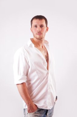 Beyaz tişörtlü adam