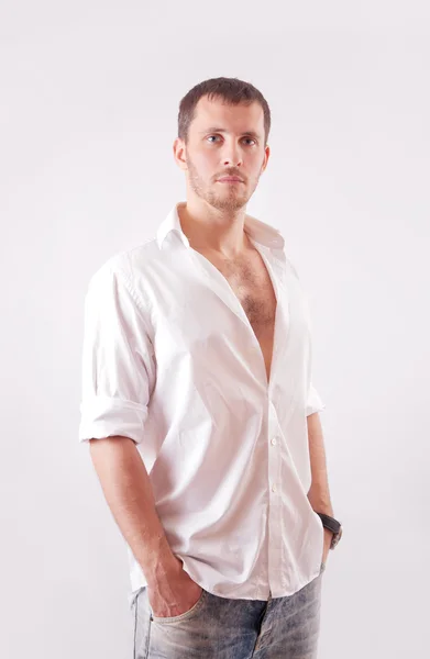 Homme en chemise blanche — Photo