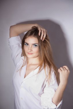 Parlak mavi gözlü güzel bir genç kadının yüzü