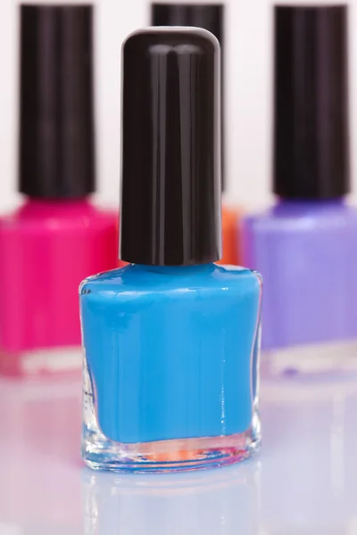 Tre multi-färgade nagellack — Stockfoto