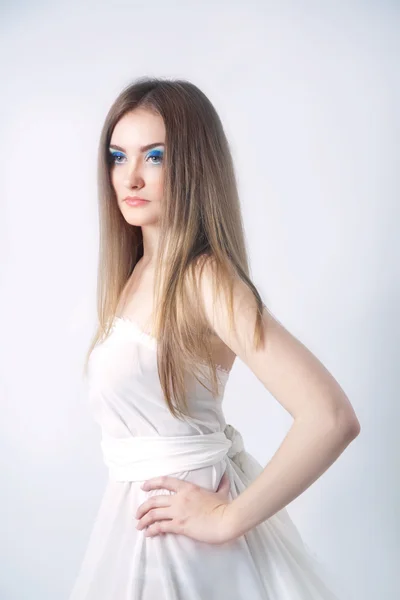 Belleza mujer joven en vestido blanco — Foto de Stock