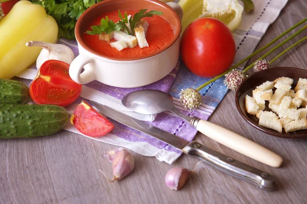 Томатный суп с гренками — стоковое фото
