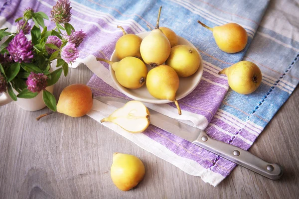 Still life with pears and flowers — Stock Photo, Image