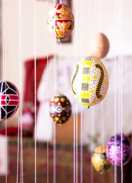 Huevo de Pascua pintado en estilo popular — Foto de Stock