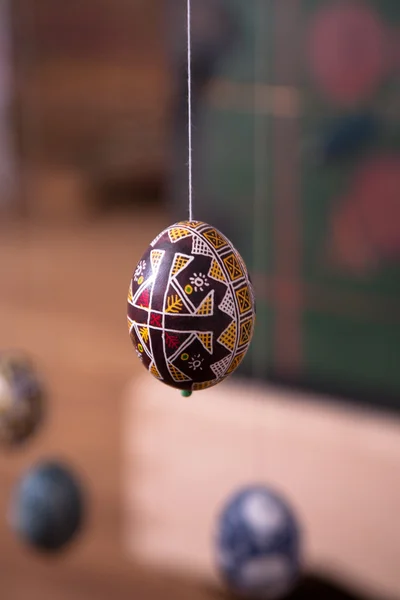 Пасхальное яйцо, написанное в народном стиле — стоковое фото