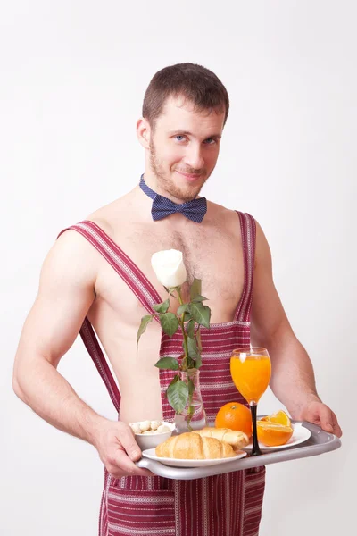 Kahvaltı ile apronda çekici adam