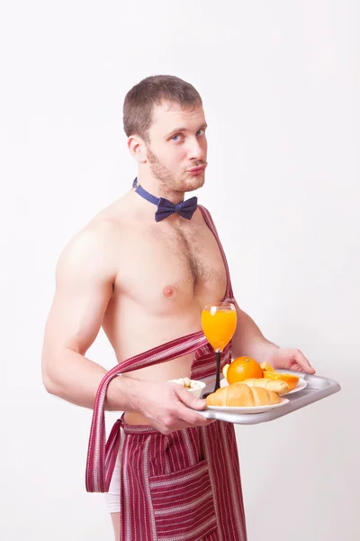 Kahvaltı ile apronda komik adam — Stok fotoğraf