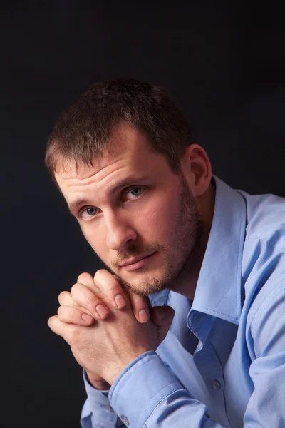Mode junger Mann im blauen Hemd — Stockfoto