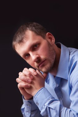 Mavi gömlekli moda genç adam