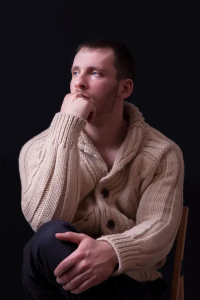 Retrato de hombre guapo y joven en jersey —  Fotos de Stock