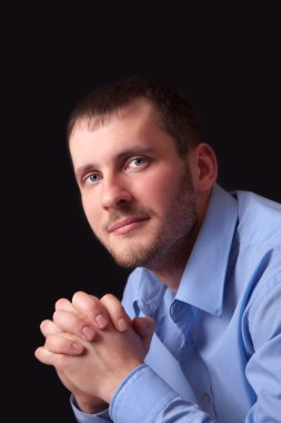 Mavi gömlekli moda genç adam