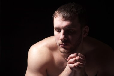 Gömleksiz adam yüzünü ellerini tutarak görüntüsünü