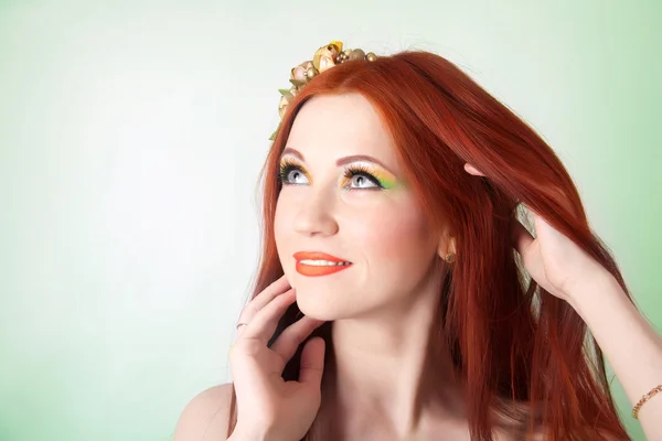 Portrait de belle fille aux cheveux roux avec des fleurs dans les cheveux — Photo