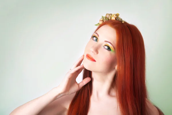 Retrato de una hermosa chica pelirroja con flores en el pelo —  Fotos de Stock