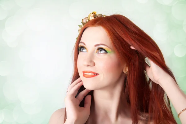 Retrato de una hermosa chica pelirroja con flores en el pelo —  Fotos de Stock