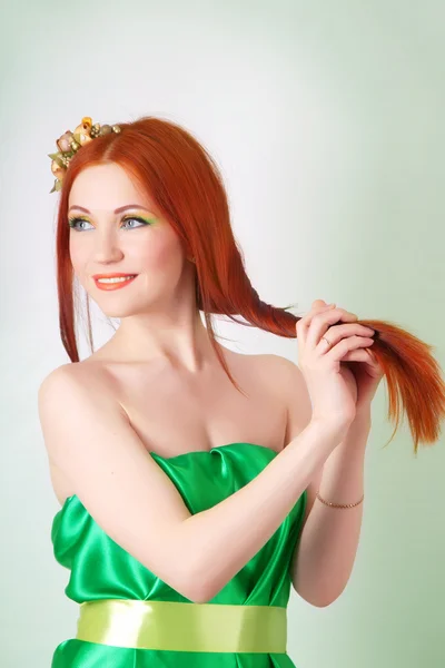 Retrato de una hermosa chica pelirroja con flores en el pelo — Foto de Stock