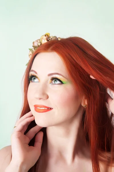 아름 다운 빨간 머리 소녀 머리에 꽃의 클로즈업 초상화 — 스톡 사진