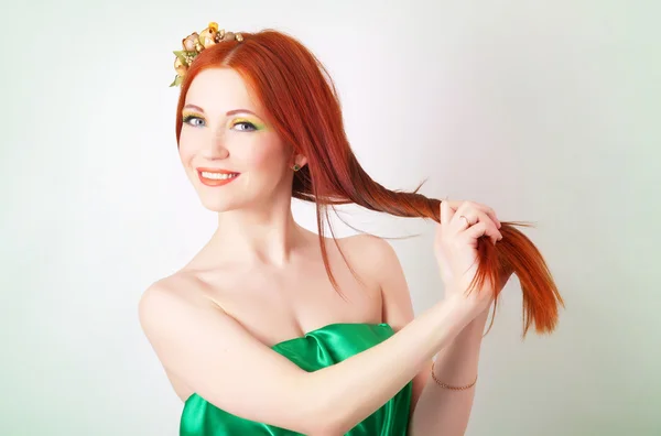 Retrato de una hermosa chica pelirroja con flores en el pelo —  Fotos de Stock