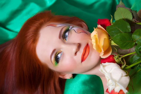 Portret piękna rudowłosa dziewczyna z kwiatami — Zdjęcie stockowe