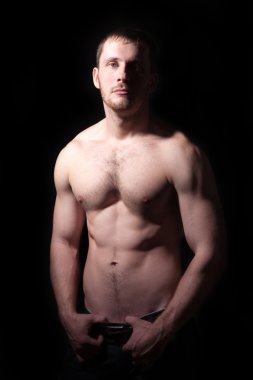 gömleksiz yakışıklı bir adam portresi