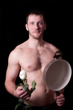 Adam kızartma tavası ve bir çiçek