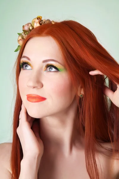 Retrato de cerca de una hermosa chica pelirroja con flores en el pelo —  Fotos de Stock