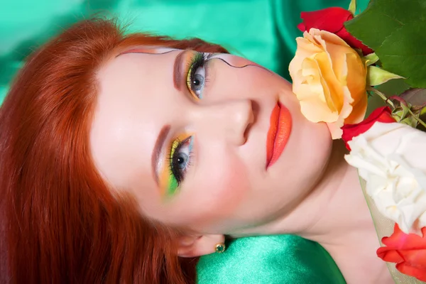 Çiçekli güzel kızıl saçlı kız portresi — Stok fotoğraf