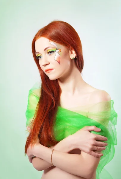 Yüzü boyalı çiçekli güzel kızıl saçlı kız portresi — Stok fotoğraf