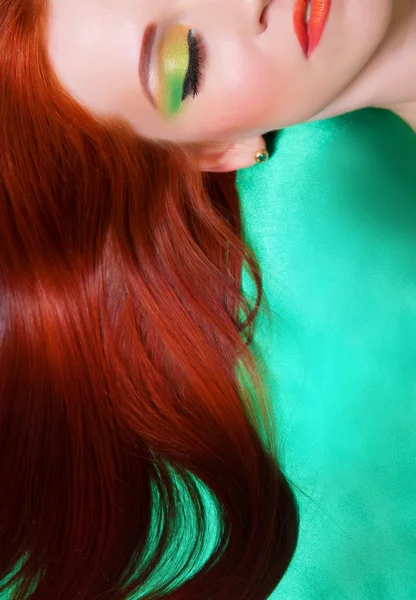 明亮的妆的红发女孩的肖像 — 图库照片