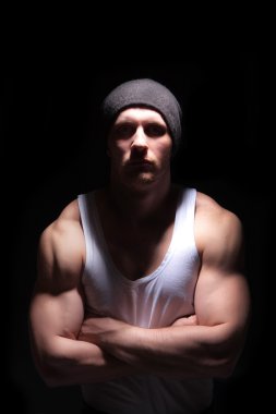 Bir kap ve t-shirt adam portresi