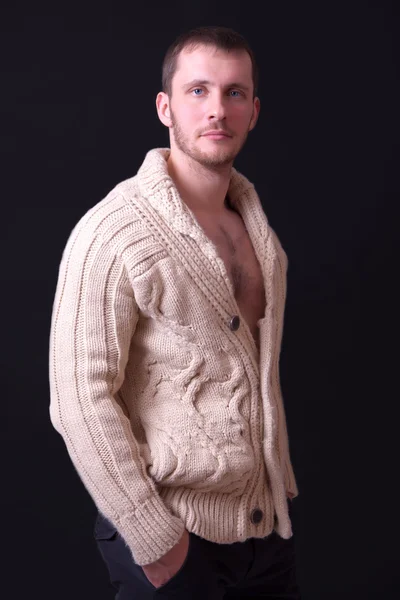 Portrét krásné mladé muže ve svetru — Stock fotografie