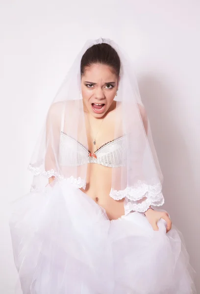 美しい怒っている花嫁のスタジオ ポートレート — ストック写真