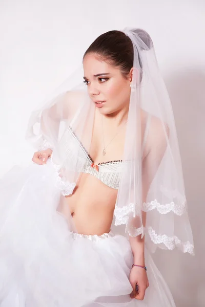 Noiva em uma saia, roupa interior e véu — Fotografia de Stock