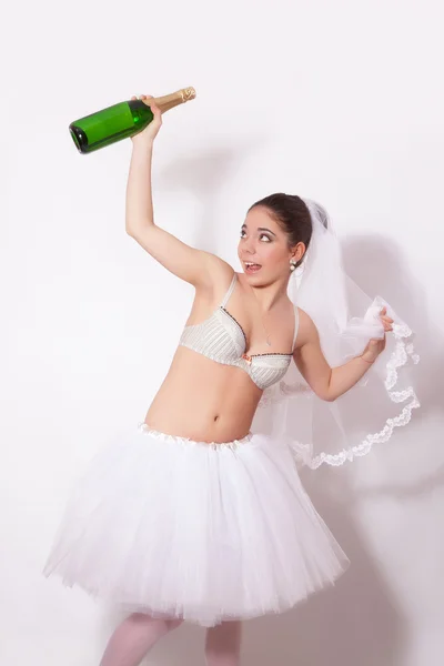 Счастливая невеста с бутылкой шампанского в руке — стоковое фото